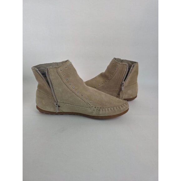 MinneTonka Suede Fringe Ankle Boots With Side Zippers Rivet Details & Rubber Sol - Picture 12 of 12